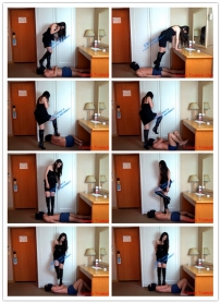 台湾踩踏俱乐部--美女超细金属跟靴狠踩小奶狗